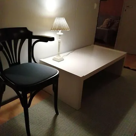 Διαμέρισμα Tilava Kahden Makuuhuoneen Asunto Pihalla