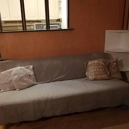 Tilava Kahden Makuuhuoneen Asunto Pihalla