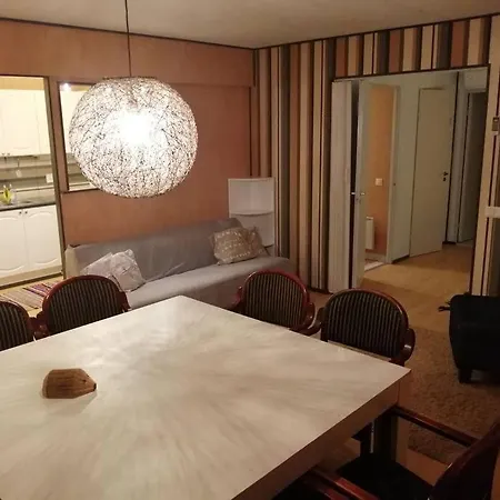 Tilava Kahden Makuuhuoneen Asunto Pihalla *